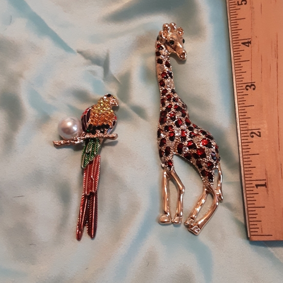 Brand New Set of Two Amazing Sparkling Brooches - Picture 3 of 4